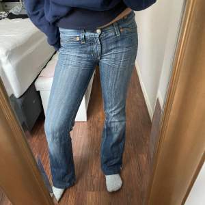 säljer mina absolut favorit jeans men dax att sälja dom vidare💕lågmidjade bootcut jeans i en vintage modell från flera år sedan därav okänt märke