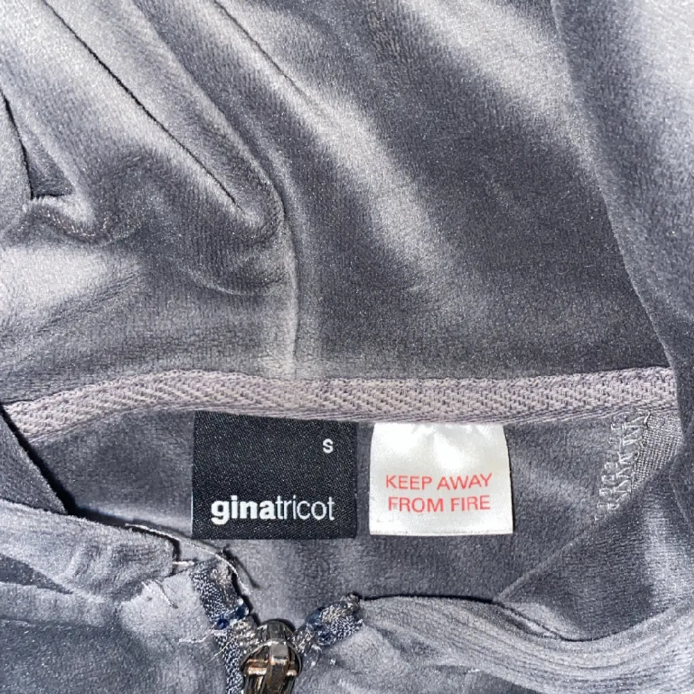 Mysig, grå kofta från Gina tricot som liknar Juicy Couture koftorna! Sammet tyg på utsidan. Skriv om du har frågor eller annat.. Tröjor & Koftor.
