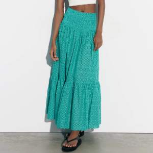 Jätte fin och poppis kjol från zara perfekt till vår/sommar. Säljer eftersom den inte kom till användning. 