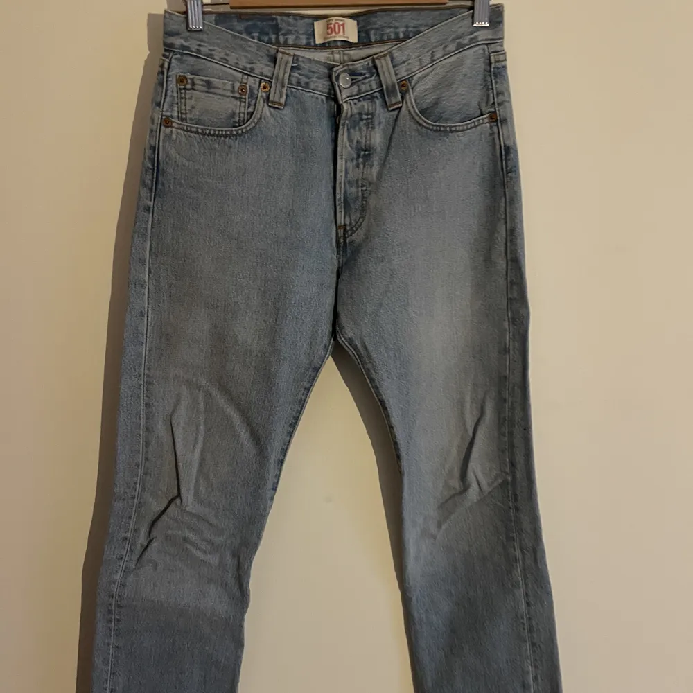 Ljusblåa raka Levis jeans (vintage 501) . Jeans & Byxor.