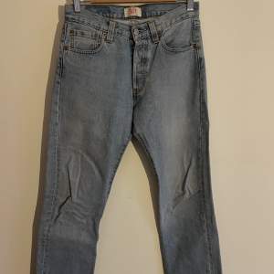 Ljusblåa raka Levis jeans (vintage 501) 