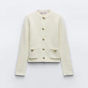 Stickad kofta - Jättefin kofta i bra skick❤️ säljer pga att den va för liten för mig, hör av er om ni vill ha bilder 