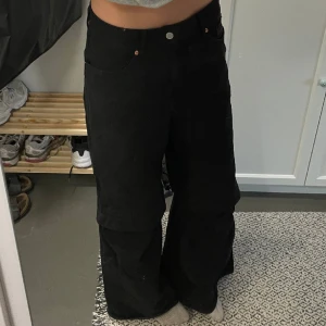 Oversized jeans  - Oversized jeans från H&M STUDIO med cut outs på knäna! Lågmidjade, vida och långa ben! (Jag är 176)