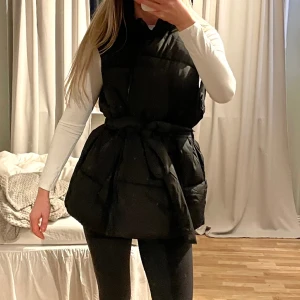 Dunväst  - Säljer en helt oanvänd dunväst, Jag är vanligtvis strl S i kläder, men denna väst är XL men passar även mig pga det är ett bälte i midjan, så man kan ställa in storleken själv. Nypris 499kr