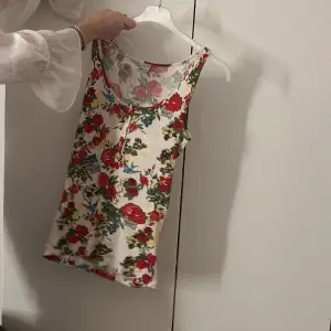 Blommig tröja 