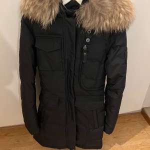 Hollies jacka som ny - I strl 34, hör av er om ni har några frågor. Den är som ny och mig pris är 2000kr. Först till kvarn!