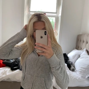 Juicy Couture tröja - Säljer den här Juicy Couture tröjan i storleken XS. Använd fåtal gånger. Den är äkta!!