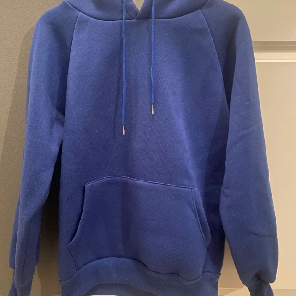 Säljer en jätte fin mörk blå hoodie från shein. Säljer den för att det inte kommer till användning. . Hoodies.