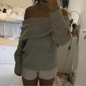 Stickad off-shoulder - Säljer denna urfina stickade off shoulder tröjan i mörkgrå (lånad första bild)!! Storlek S och är sparsamt använd, mycket bra skick! Funkar verkligen till alla tillfällen och gör varje outfit lite snyggare🩷🩷🩷