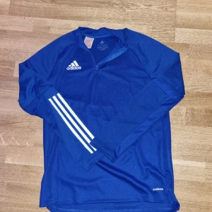 Adidas tränings kofta - Adidas tränings kofta som användes i hösten men jag bytte lag och det matchade inte träningskläderna