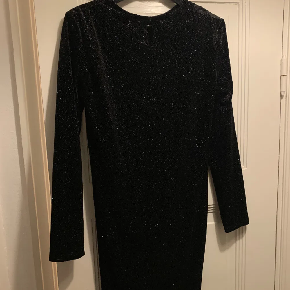 Black glitter dress with knot in front. Worn once so in very good condition. 🖤 Has shoulder pads.. Klänningar.