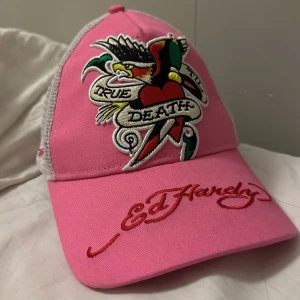 Edhardy keps - Skit snygg rosa edhardy keps med Justerbart band