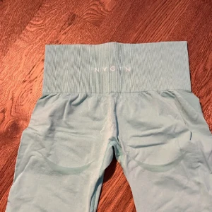 Nvgtn - Fina nvgtn byxor i fint skick. Turkosa i färgen, lite smutsiga ner till men kanske går att tvätta bort, därav priset. Nypris ca 600kr