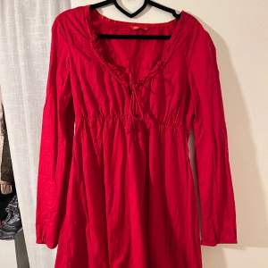  Fin röd klänning med snören och långärmad