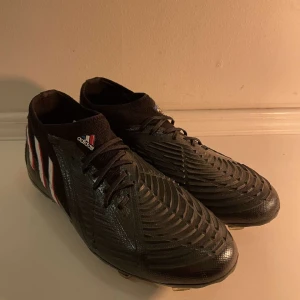 Adidas PREDETOR EDGE - Storlek 38 2/3 Använda bara några få gånger så 9/10 skick.  