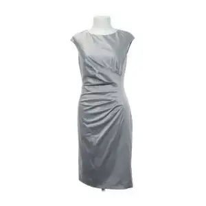 Silvrig/grå satin klänning storlek s, helt ny med lappar kvar!