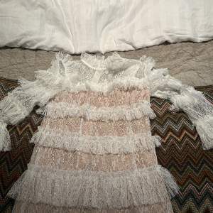 Jättefin vit by Malina klänning som aldrig använts för att det fanns inget tillfälle för det. Perfekt till till exempel skolavslutning eller fest❤️