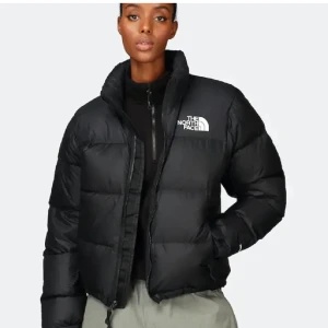 North face jacka - Säljer denna north face jacka då den inte kommer till användning. Jackan är i använt men bra skick. Vid fler frågor eller intresse av fler bilder osv så är det bara att kontakta privat! 😊😊💕