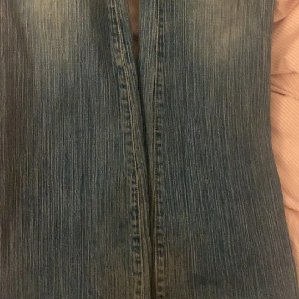 Supercoola lågmidjade jeans ifrån brandy melville, lite slitna längst ner (bild 3). Använd mer än gärna köp nu!❤️. Jeans & Byxor.
