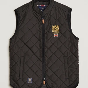 Morris väst - Tja, säljer denna svarta Morris västen. Använd 2 gånger Storlek S Köpt från Care of Carl  10/10 skick