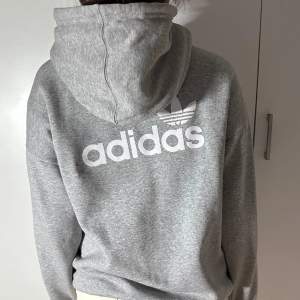 grå adidas hoodie, i storlek M men passar även XS och S superbekväm!!  nypris 700