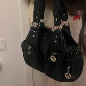 En svart handväska i lagom storlek! 😊