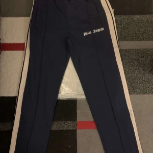 Palm Angels byxor  - Köpta på farfetch, enbart testade och jag har äkthetsbevis och kvitto👍 hör av dig om du har frågor!