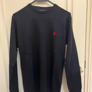 Polo Ralph Lauren tröja - Helt oanvänd Polo ralf lauren tröja i mörkblå med röd logga Storlek M kan även passa S kan mötas upp i karlstad