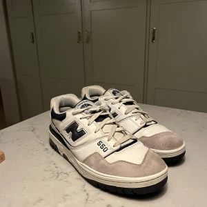 New balance 550 WHITE NAVY - Köpes hos Mercedes Sweden för 3400kr , skick 8/10 storlek 44.5. Tyvärr inget OG men kan säkert skrapa fram något digitalt kvitto om så önskas. 
