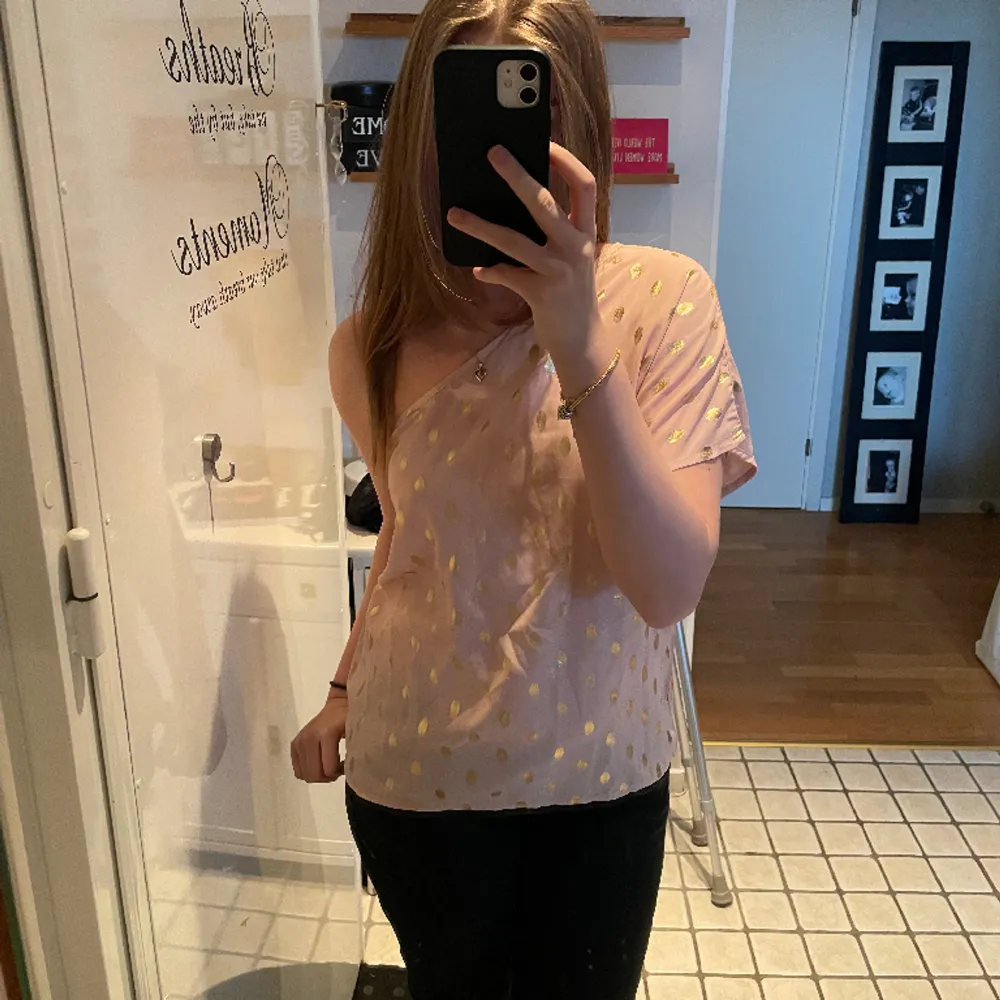 Jätte snygg rosa one shoulder top med guldiga prickar. Passar både till vardag och fest. Är i en S men skulle säga att den även passar M. Öppen för prisförslag❤️. T-shirts.