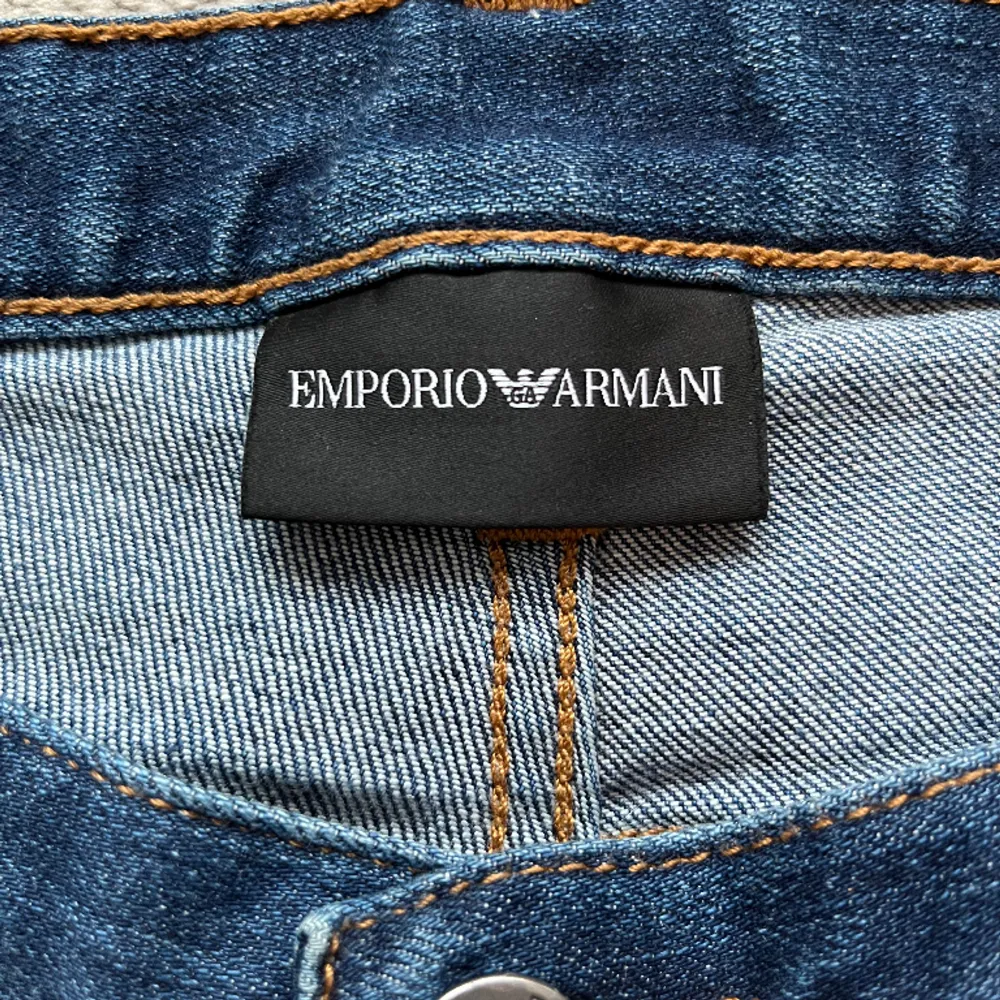 Fina mörkblåa Armani jeans som tyvärr inte kommer till användning Nypris: runt 2000kr. Jeans & Byxor.
