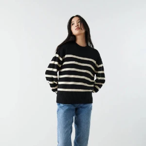 Randig tröja - Säljer denna randiga stickade tröja i storlek s. Sparsamt använd och säljer pga den inte kommer till användning längre. Köpte för 359kr och säljer för 150kr🩷