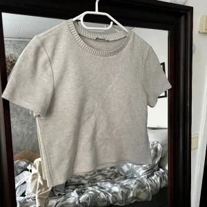 Stickad topp Zara - Hård stickad topp från Zara. Använd fåtal gånger. Storlek M men skulle mer säga en S/xs. 