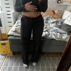 Kostymbyxor  - Säljer mina älskade kostymbyxor då jag har dubbletter. Jättefint skick. Mid waist. Från Madlady 