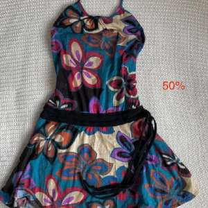 Blommig klänning  - Jätte fin blommig halterneck klänning, mycket bra skick. Skriv om du har någon fråga eller om du vill köpa. (50 % rabatt)