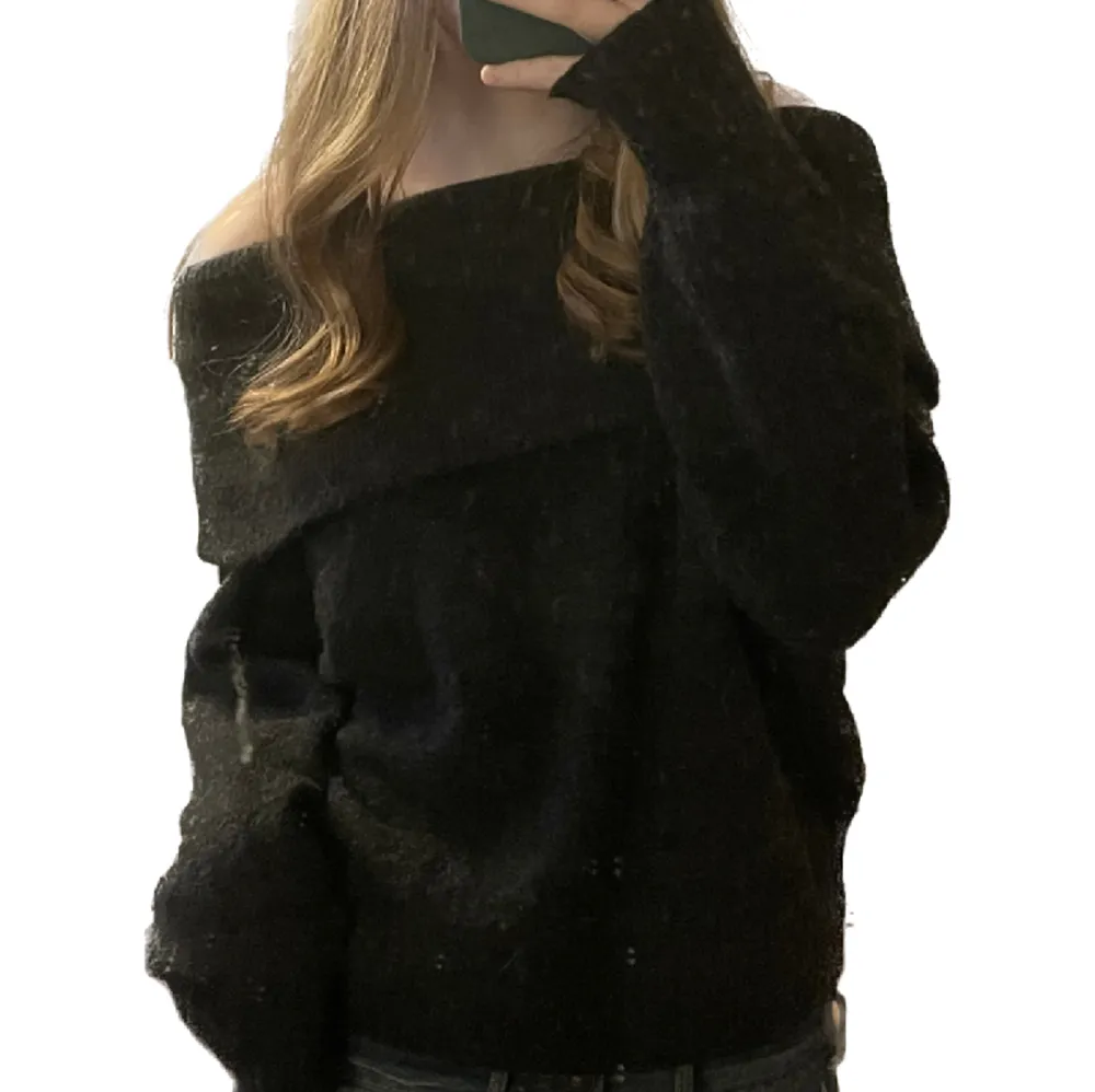 Säljer denna urfina stickade off shoulder tröjan i mörkgrå (lånad första bild)!! Storlek S och är sparsamt använd, mycket bra skick! Funkar verkligen till alla tillfällen och gör varje outfit lite snyggare🩷🩷🩷. Tröjor & Koftor.