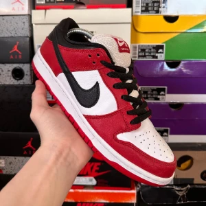 Nike Sb Dunk Low ”Chicago”  - Tjena!  säljer dessa Chicago Sbs i storlek 42,5!, skulle vilja säga att skicket är 9/10+ Lite crease men annars inget mer.  All og kommer med, box, extra laces och kvitto!  Skriv dm för fler frågor och funderingar!👊🔥