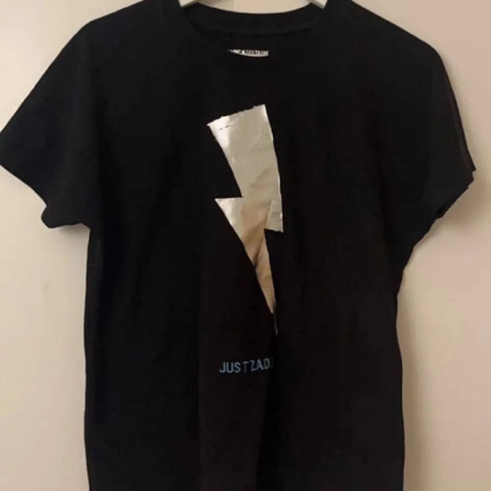 säljer min Zadig tröja( ÄKTA) då den inte används! det står ” just zadig” på trycket🩷. T-shirts.
