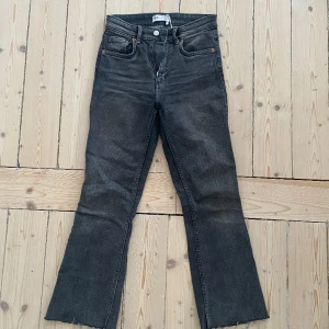 Zara grå jeans - Köpt på sellpy men var tyvärr för korta ( är 165cm) 💞 från zara. Inga defekter. Högmidja