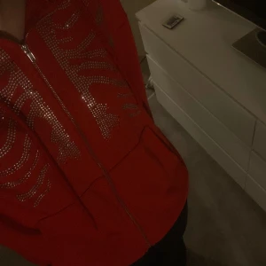 Röd zip up - Säljer denna zip up hoodien då den inte kommer till användning. Knappt använd därav fint skick. Pris kan diskuteras 