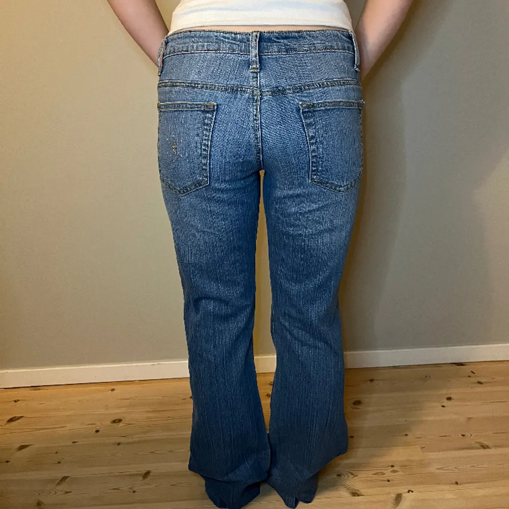 Lågmidjade jeans med söta stjärn detaljer på både fram och bak fickor⭐️  Mått: Midjemått- 39,5cm Innerbenslängd- 76cm Ytterbenslängd- 99cm. Jeans & Byxor.
