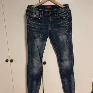 Guess Jeans stl 29 - Säljer nu dessa Guess Jeans i stl 29 som är i bra skick och inte använda särkilt mycket. Jag är 188 cm. Vid fråga är det bara och höra av sig. 
