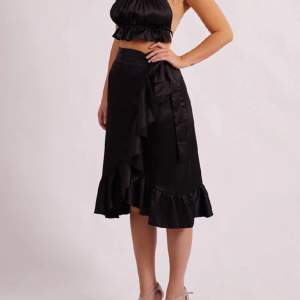 Jättefin och söt kjol som aldrig kommit till  någon användning✨  Köptes för 699:-,  mitt pris 499:-🫶🏼 
