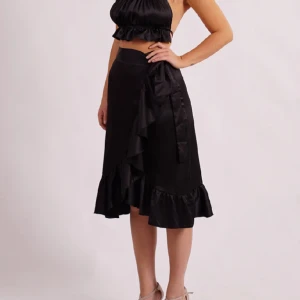 Svart satin kjol - Jättefin och söt kjol som aldrig kommit till  någon användning✨  Köptes för 699:-,  mitt pris 499:-🫶🏼 