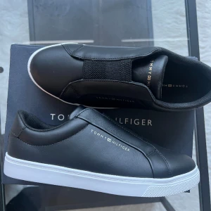 Tommy hilfiger skor - Helt nya oanvända tommy hilfiger skor!  Kostar 1000kr nya🥰 OBS höjt pris pågrund av hög efterfrågan🤗