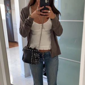 Zara väska nitar - Lånad bild! Säljer denna super fina väskan med nitar från zara! Den är i bra skick 💖💖