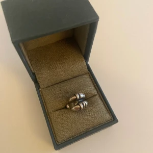 Maria Nilsdotter earcuff  - Superfin och sparsamt använd earcuff från Maria Nilsdotter i Ocid! Älskar denna men har två❤️