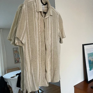 Skjorta - Säljer en kortärmad skjorta ifrån zara i storlek S men passar även som M. Varan har blivit använd ett par gånger men fortfarande i väldigt bra skick!