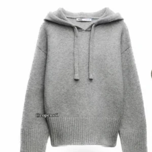 Intressekoll på min grå zara hoodie - Jätte populär grå stickad hoodie frön zara, helt slutsåld och i ny skick. 