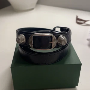 Balenciaga armband  - Säljer mitt fina balenciaga armband i storlek M. Armbandet är i använt men fint skick, inga sprickor i lädret och heller inget skav på silvret. 